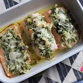 ŁOSOŚ PIECZONY Z KOPERKIEM, PŁATKAMI MIGDAŁÓW CZOSNKIEM I MOZZARELLĄ