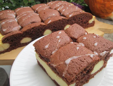 Ciasto Poduszkowiec czyli murzynek z masą serową