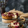 Sernik pistacjowy z malinami