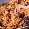 Wsyp to do kapusty i zamieszaj. Bigos nabierze głębokiego smaku jak nigdy wcześniej