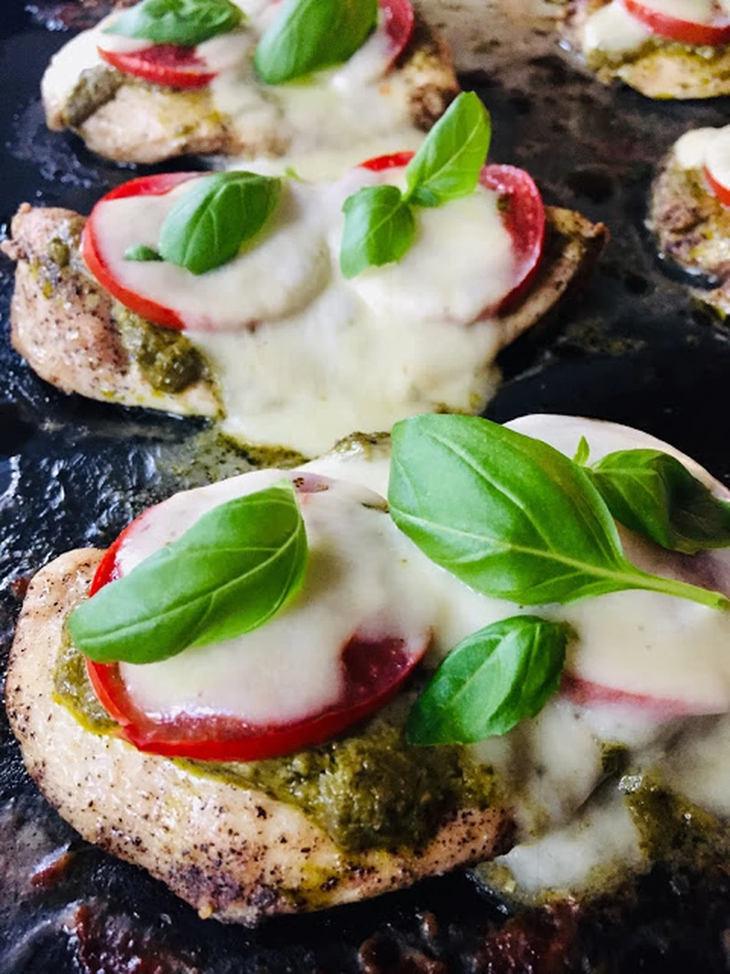 Filety z kurczaka pieczone z mozzarellą i pomidorami