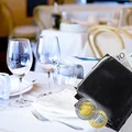 Obowiązkowa opłata za serwis w restauracji? Czy w Polsce się to przyjmie?
