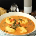Kremowa Zupa Pomidorowa ze Szpinakiem i Tortellini