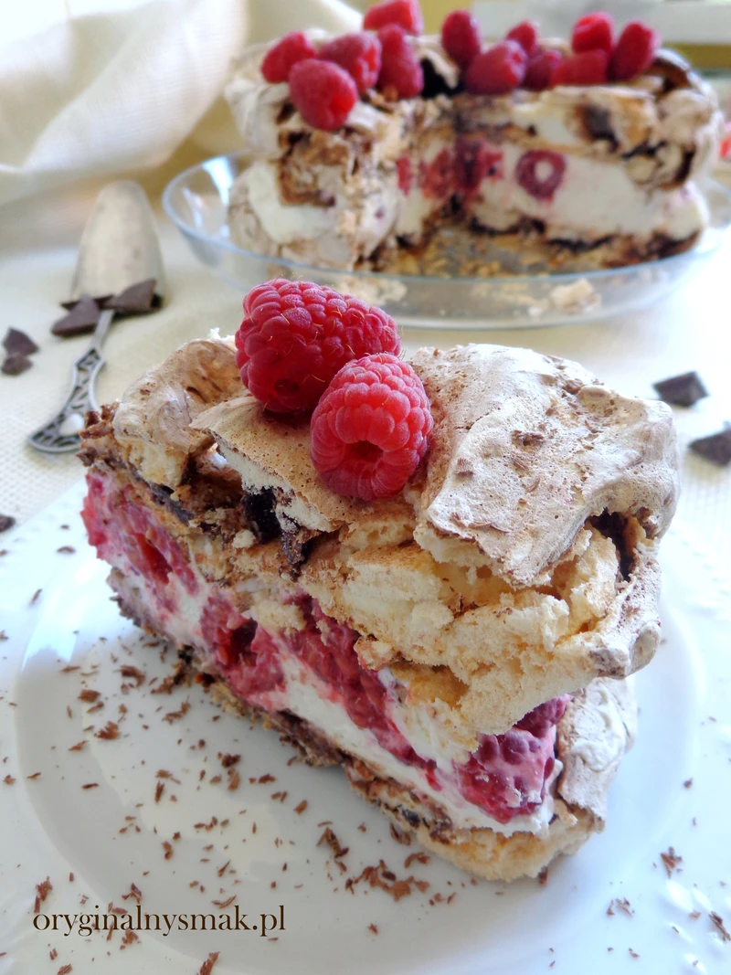 Tort bezowy z czekoladą i malinami