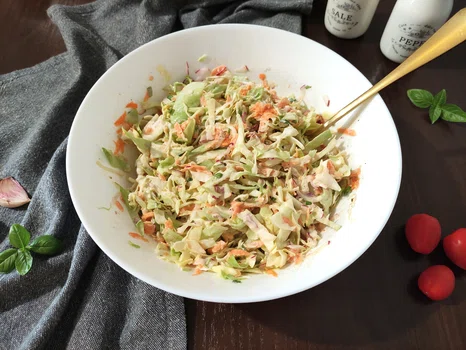 Surówka z młodej kapusty z rzodkiewką.