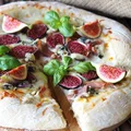 Pizza z beszamelem i figami
