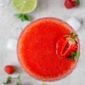 Przepis na letni drink truskawkowe daiquiri