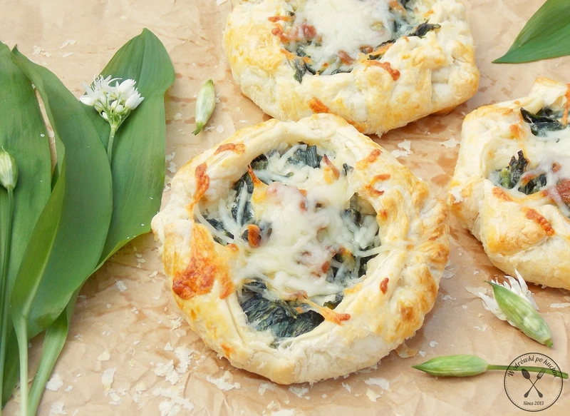 Śniadaniowe mini tarty z czosnkiem niedźwiedzim i szynką parmeńską