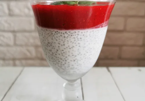Pudding chia z musem truskawkowym