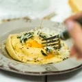 Raviolo z płynnym żółtkiem