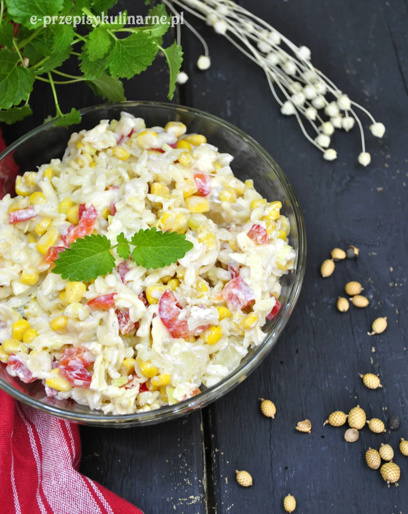SAŁATKA Z MAKARONEM W KSZTAŁCIE RYŻU, ANANASEM I KUKURYDZĄ (296 KCAL)