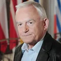 Niezaszczepieni powinni płacić za leczenie? Leszek Miler o bonusach dla zaszczepionych.