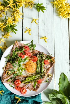 Naleśniki gryczane z jajkiem i szparagami - galettes bretonnes