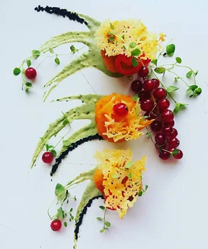 Kulki serowe z sosem bazyliowym