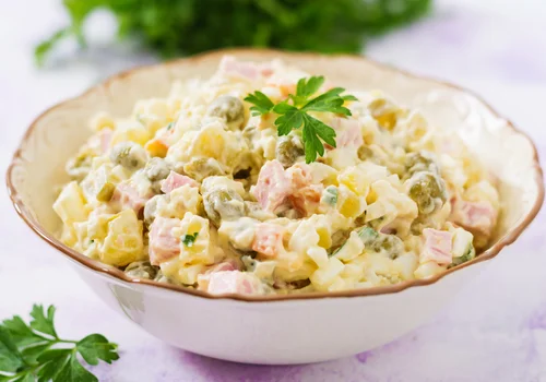 Sałatka jarzynowa jak u mamy. Jedna przyprawa zmienia wszystko!