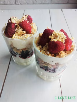 Deser z serkiem mascarpone i owocami