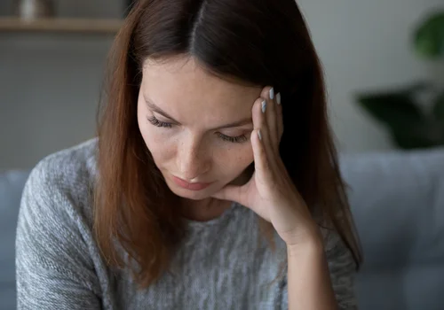 „Kocham męża. Ale z jego kumplem iskrzy między nami tak, że boję się tego Sylwestra” - pisze Aneta [LIST]