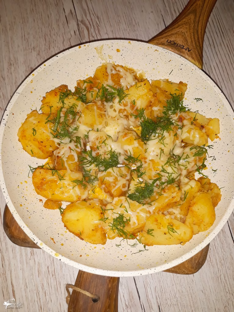 Smażone ziemniaczki z serem i przyprawami