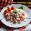 Serek wiejski z pomidorkami koktajlowymi i szczypiorkiem. Pyszne śniadanie lub kolacja.
