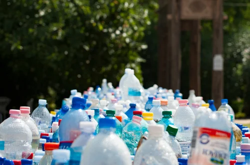 Apel do konsumentów: Zostawcie zakrętki na butelkach! To klucz do lepszego recyklingu!