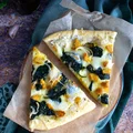 Biała pizza z kurczakiem i szpinakiem