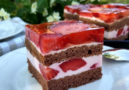 Ciasto z masą serowo-jogurtową i truskawkami