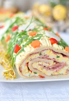 Rolada kanapkowa z pastą jajeczną i salami