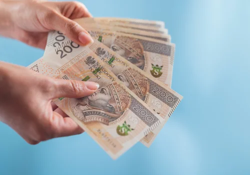 1700 zł co miesiąc z ZUS dla każdego. Nadchodzi nowe świadczenie od rządu?