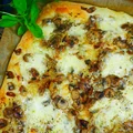 Pizza bianca z pieczarkami i mozzarellą