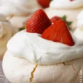 Bezy z bitą śmietaną i owocami (gluten-free)
