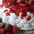 Beza z truskawkami z kremem mascarpone