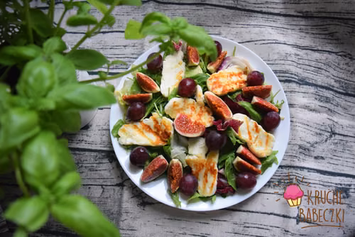 Sałatka z serem halloumi, figą, winogronem i mixem sałat