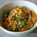 Makaron chow mein z kurczakiem i warzywami