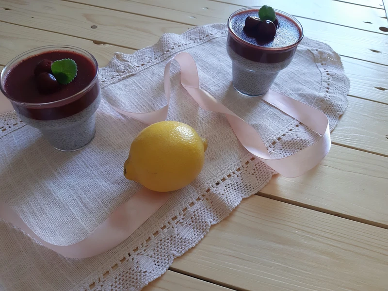 Deserek chia z wiśniami