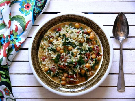 RISOTTO Z JARMUŻEM, CIECIORKĄ I SUSZONYMI POMIDORAMI