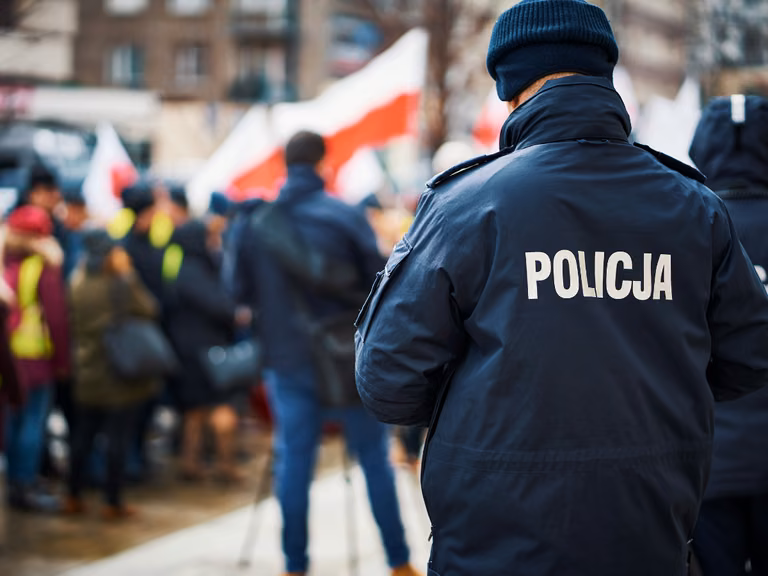 Wzmożone kontrole sanepidu i policji w miejscach publicznych. Uwaga na wysokie mandaty!