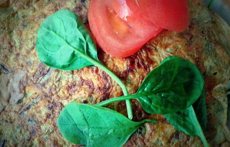 Omlet z marchewką i szpinakiem