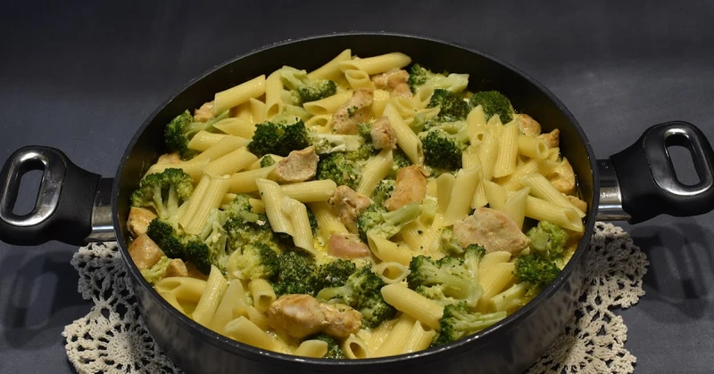 Makaron Penne z kurczakiem i brokułem
