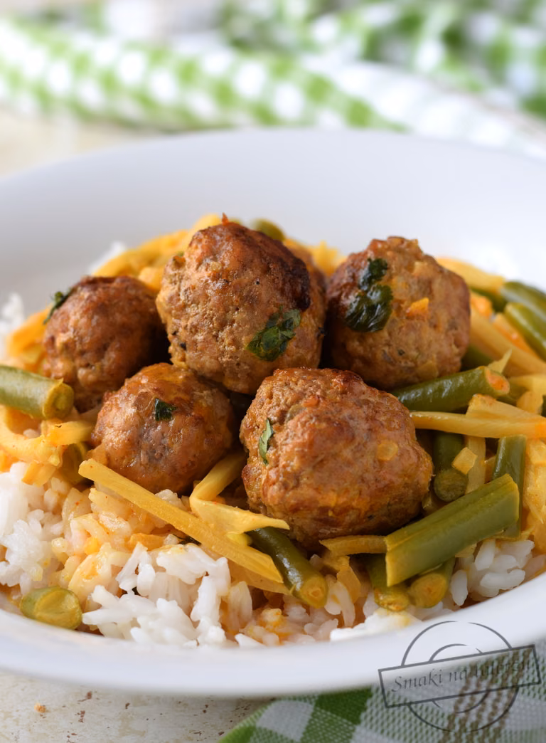 Klopsiki z fasolką szparagową w curry