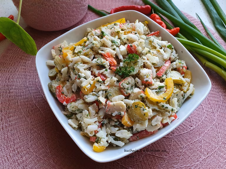 Sałatka makaronowa z paluszkami krabowymi surimi