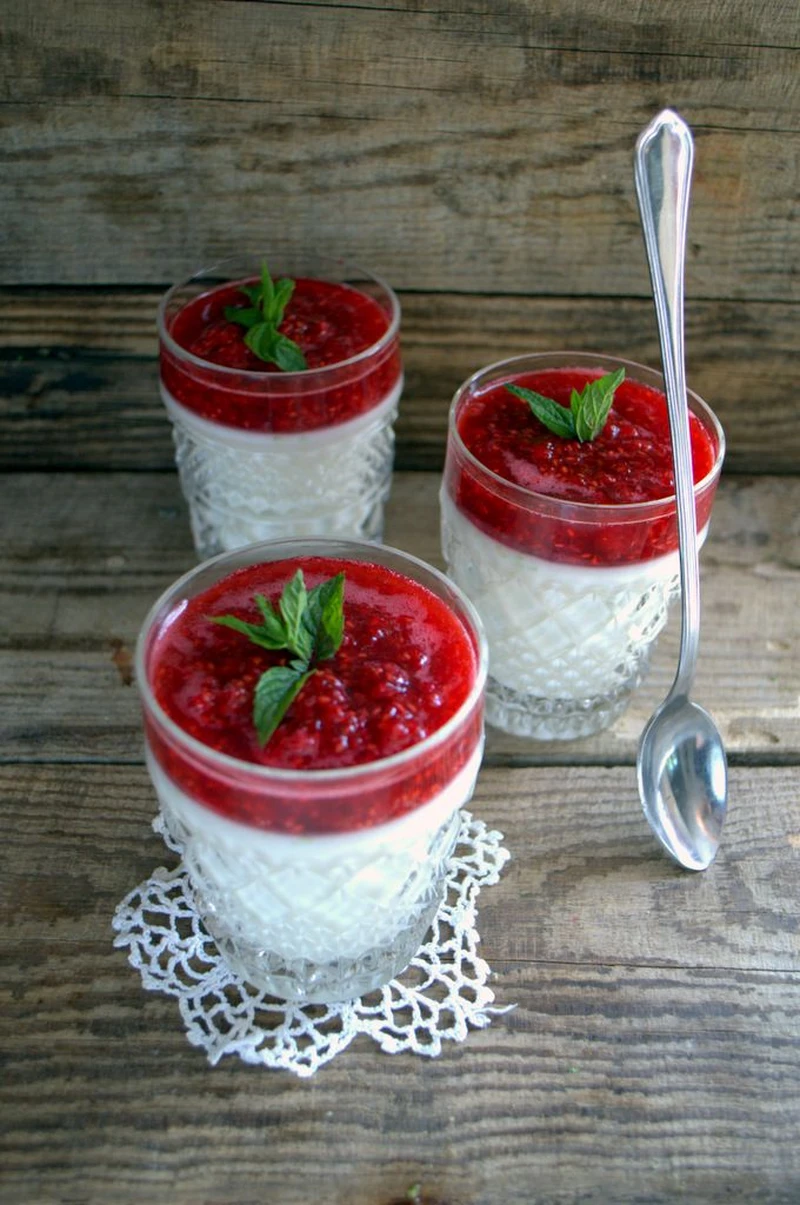 limonkowa  panna cotta z sosem malinowym