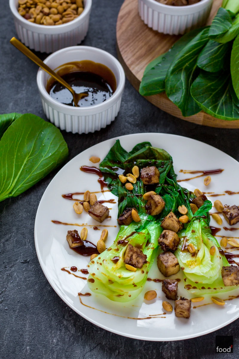 Pak choi z marynowanym tofu i fistaszkami