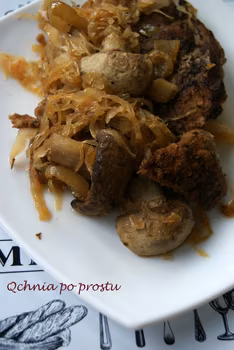 Karkówka pieczona z kapustą kiszoną i pieczarkami