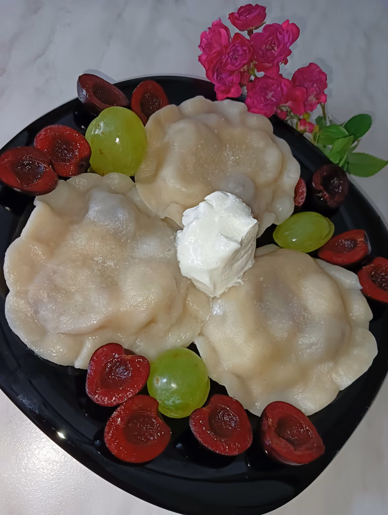Pierogi " Kwiatuszki " z czereśniami i winogronami