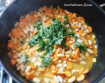 Curry warzywne z marchewką, pietruszką i białą fasolką