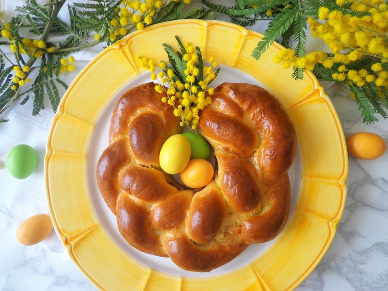 Wielkanocny wieniec drożdżowy