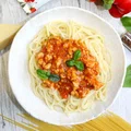 Spaghetti z prostym sosem pomidorowym z mięsem i papryką