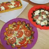 Tarta (mozarella, rukola, pomidory / szpinak, czosnek, boczek, feta) z sosem śmietanowo- jajecznym