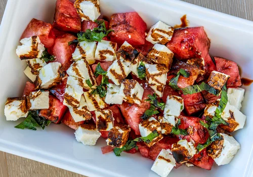 Ta sałatka to hit lata! Nietypowe połączenie tych trzech składników zmienia wszystko