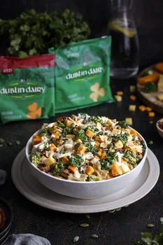 Sałatka makaronowa z kurczakiem, brokułem i serem cheddar